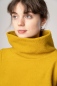 Preview: Rollkragenpullover "Rya" in Senfgelb Oversizeschnitt für Damen Detailbild Rollkragen aufgestellt