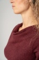 Mobile Preview: Langarmshirt "Marie" aus Wolle in Weinrot für Damen Nahaufnahme Wassrfallausschnitt
