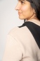Preview: Hoodie für Damen Bio-Baumwolle Blockfarben Beige-Schwarz Detailansicht Schulterpartie