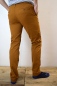 Preview: Chino Hose für Herren aus Baumwolle in Farbe Safran Ansicht seitlich von hinten