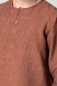 Preview: Leinenhemd "Finn" für Herren in Kupfer meliert ohne Kragen Nahaufnahme kleiner Knopfleiste am Ausschnitt