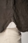 Preview: Leinenhemd "Henry" Stehkragen - dunkelbraun Detailaufnahme von der Seite