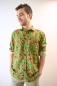 Preview: Leinenhemd für Herren Langarm mit floralem Haiwaiihemd-Muster Ansicht seitlich von vorne