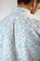 Preview: Leinenhemd für Herren in Weiß mit türkisem Blumenmuster Detailansicht Rückseite