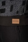 Preview: Pullover "Ewan" für Herren in Grau mit schwarzen Quadraten Nahaufnahme von Labeletikett