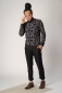 Preview: Pullover "Ewan" für Herren in Grau mit schwarzen Quadraten von vorne in Kombi mit Hose Fret