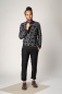 Preview: Pullover "Ewan" für Herren in Grau mit schwarzen Quadraten von vorne Ganzkörper