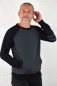 Preview: Herren Sweatshirt "Floh" in Grau mit schwarzen Ärmeln von vorne mit Armdetail