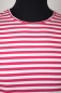Preview: T-Shirt für Herren aus Viskose in Pink-Weiß gestreift Detailansicht Rundhalsausschnitt