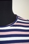 Preview: Viskose T-Shirt für Herren in Rosa-Blau-Weiss gestreift Detailansicht Rundhalsausschnitt