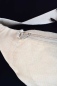 Preview: Mela Gürteltasche Cord Beige Detailansicht Reißverschluss hinten
