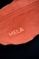 Preview: Mela Gürteltasche Cord Rotbraun Detailaufnahme Label-Stickerei
