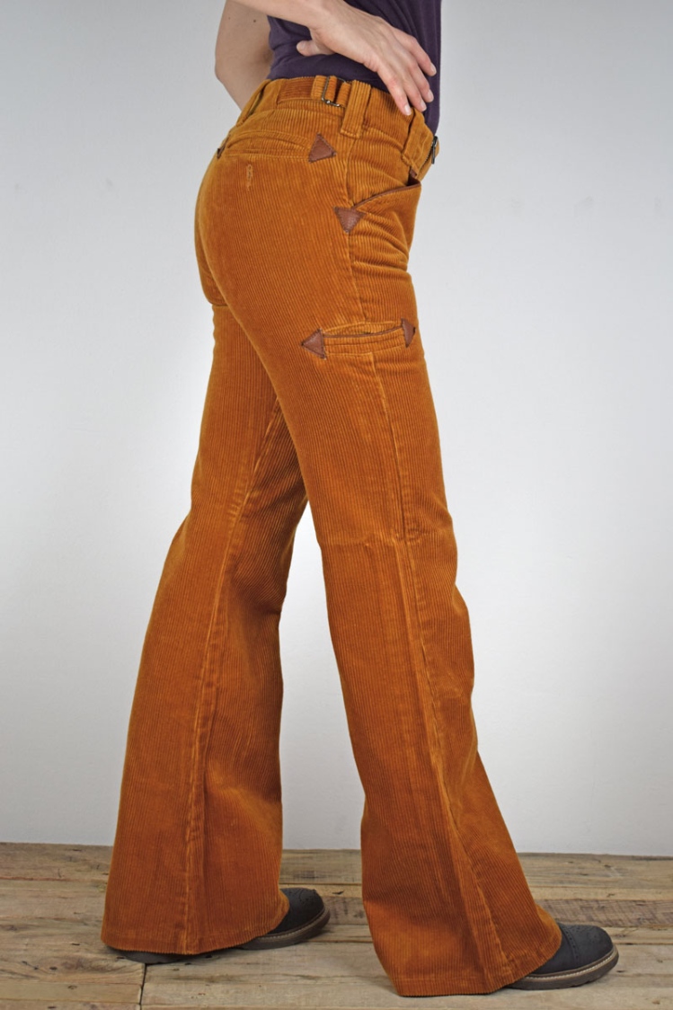 Schlaghose "Zimmermann" Cord flare in orange von rechter Seite mit Ausfallschritt
