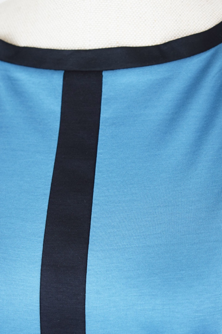 Blusenkleid "Gemma" Bio-Baumwolle in Blau Detail von schwarzen Ziersaum