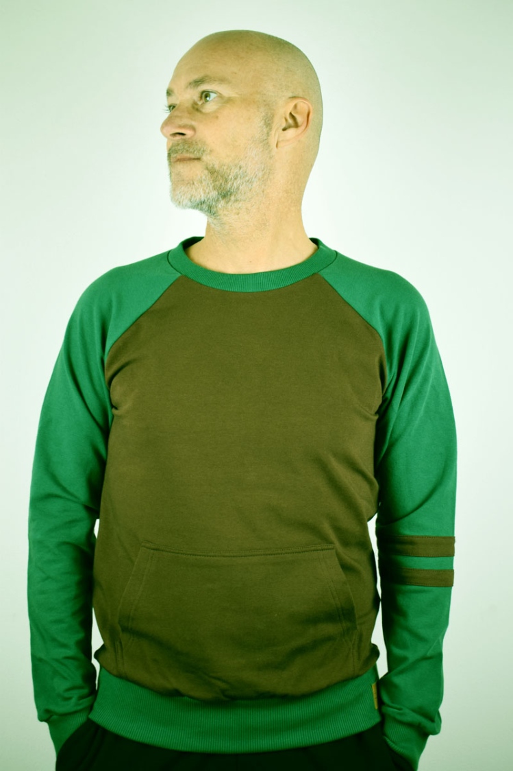 Sweatshirt "Floh" für Herren in Braun mit grünen Ärmeln und Bündchen Ansicht von vorne