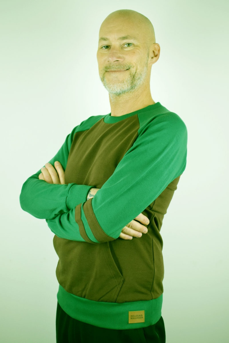 Sweatshirt "Floh" für Herren in Braun mit grünen Ärmeln und Bündchen Ansicht von der Seite