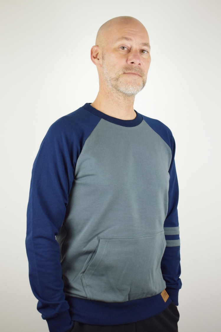 Sweatshirt "Floh" Grau mit blauen Ärmeln und Bündchen für Herren seitlich Ansicht