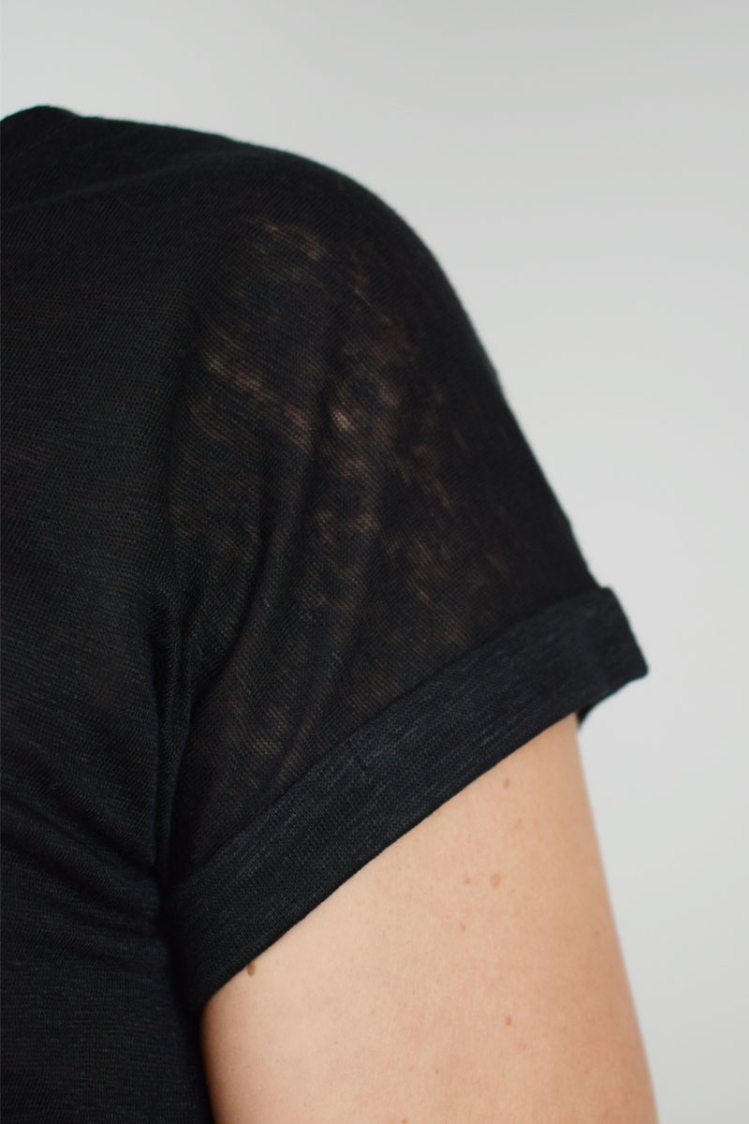 Schwarzes Leinen T-Shirt "Brit" für Damen mit V-Neck Nahaufnahme von umgeschlagenem Kurzärmel