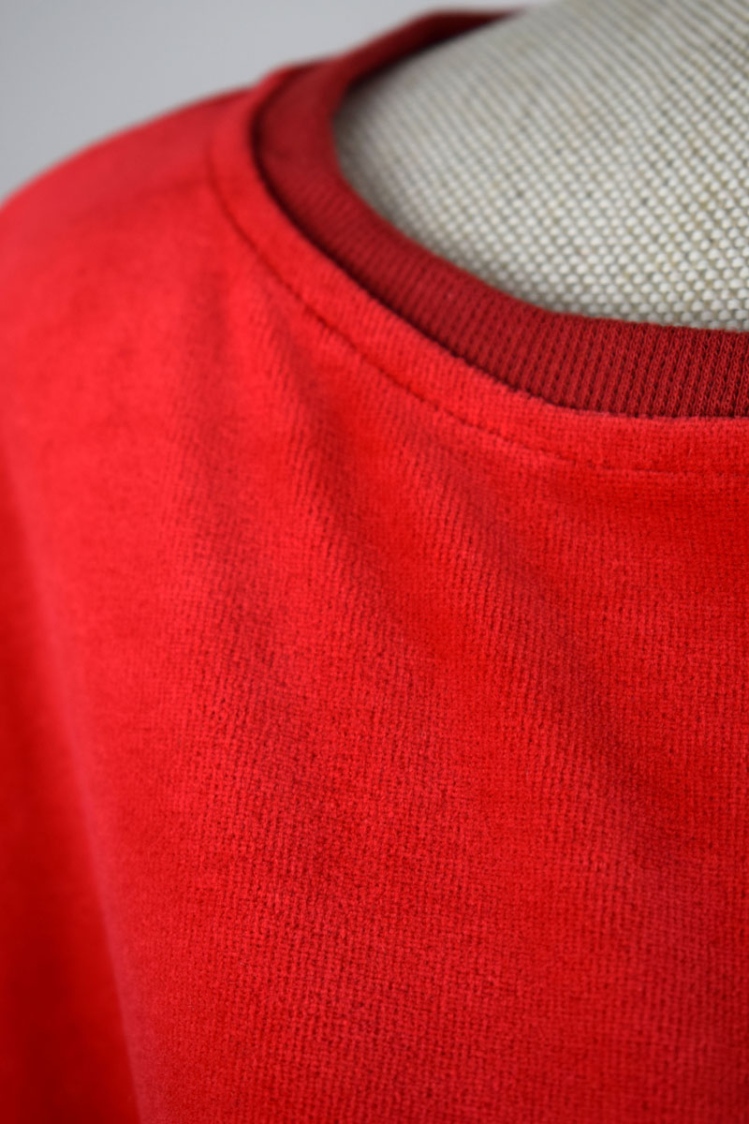 Nicki Shirt "Montana" für Damen in Rot aus Samt  Nahaufnahme Ausschnitt