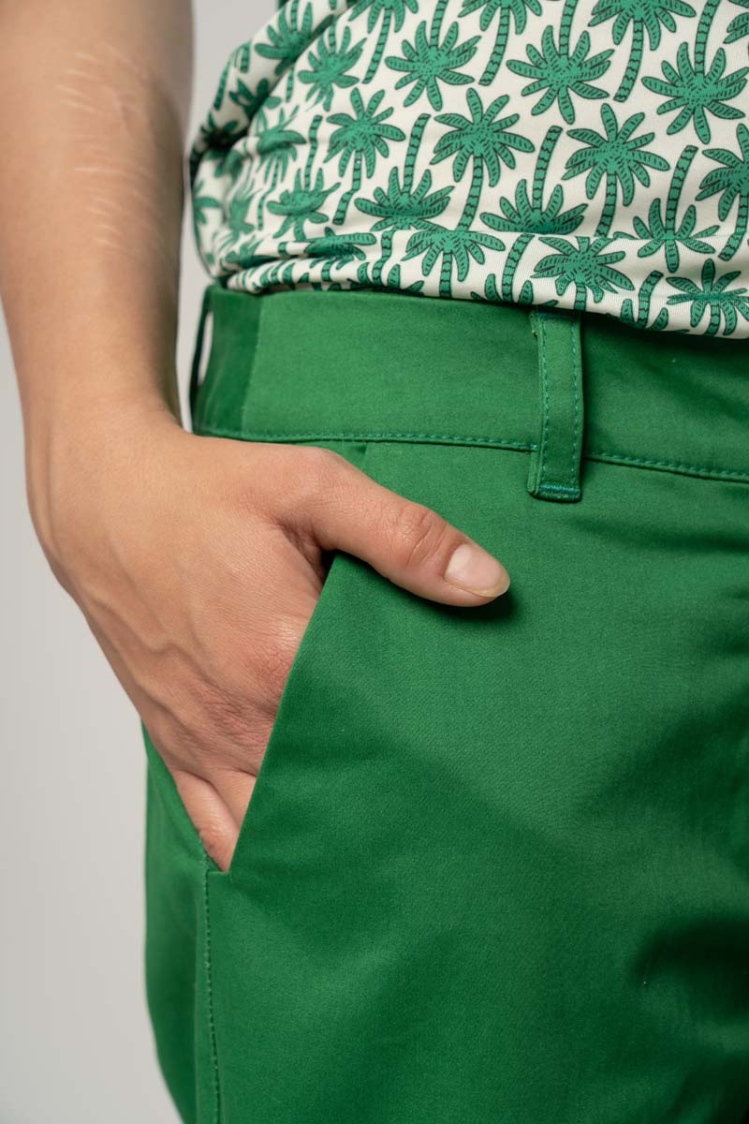 Grüne Bermuda Shorts "Sophia" für Damen Detailbild von seitlicher Hosentasche