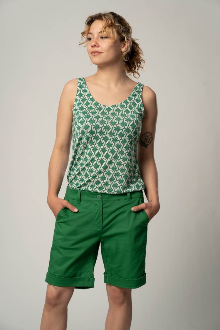 Grüne Bermuda Shorts "Sophia" für Damen von vorne in Kombi mit Tanktop "Daria"
