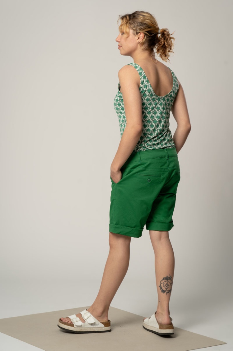 Grüne Bermuda Shorts "Sophia" für Damen seitlich von hinten