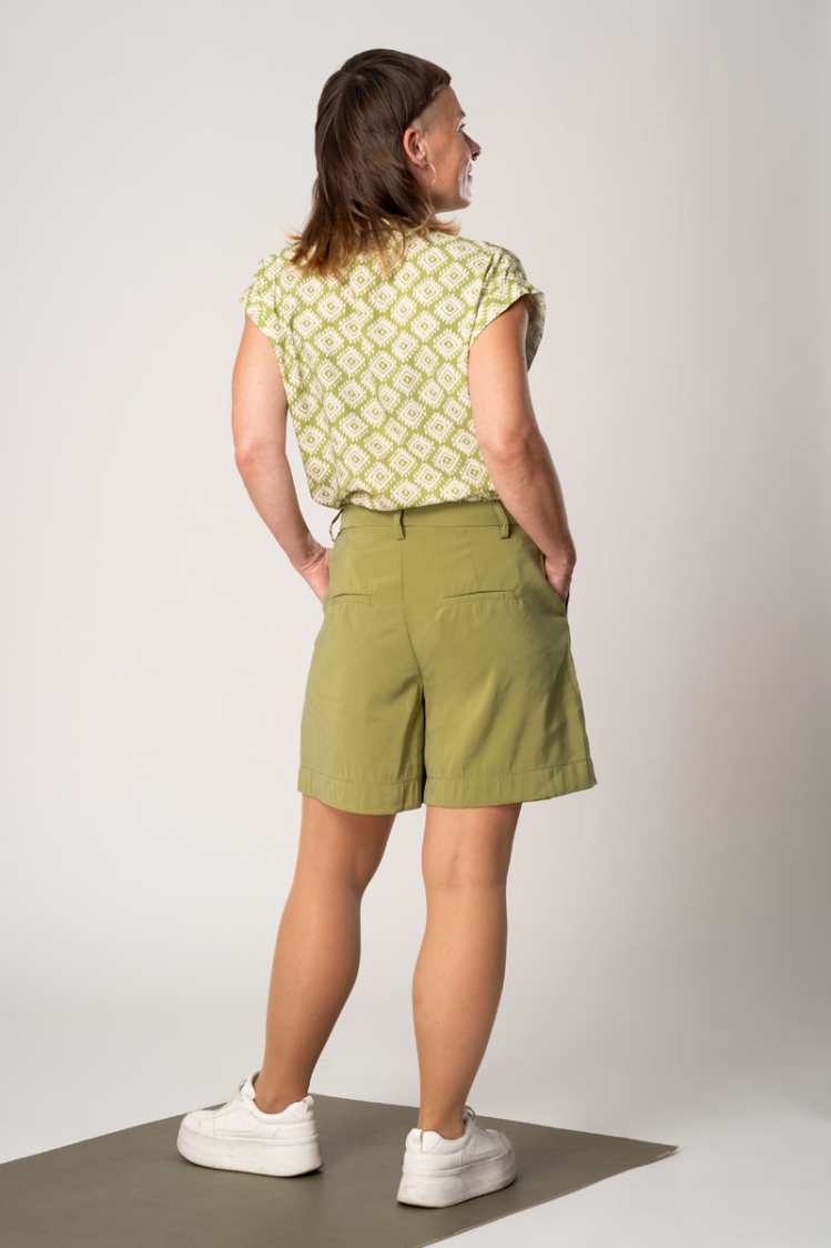 Damen Shorts "Ursula" Grün aus Viskose Ansicht seitlich von hinten