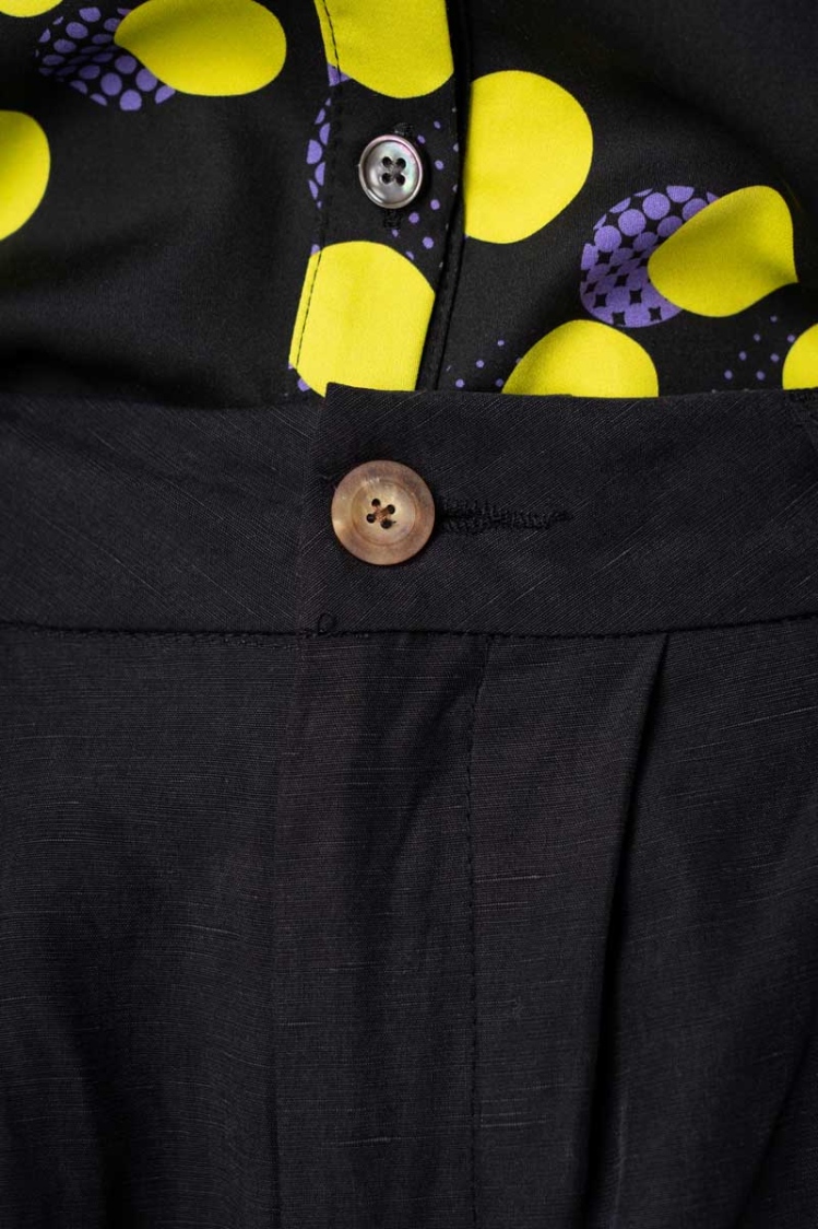 Schwarze Shorts 100% Viskose für Damen Detailbild Knopfverschluss