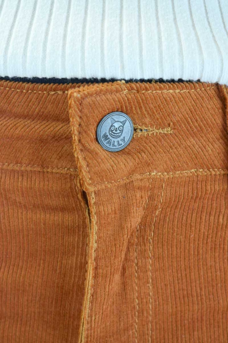 Bootcut Hose für Damen aus Cord in Orange Detailansicht Knopf