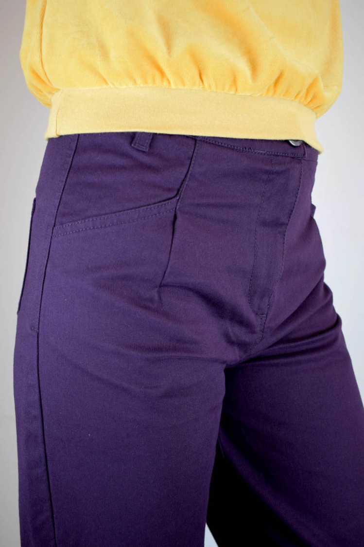Baumwollhose für Damen im Mom-Style in Aubergine Detailansicht Seitentasche