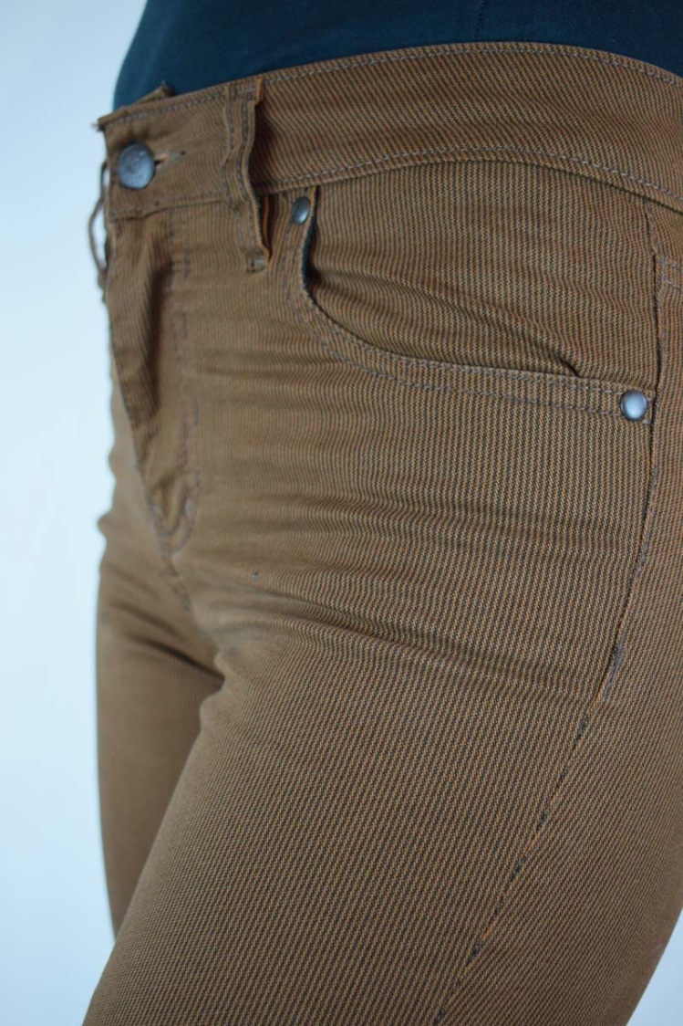 Slim Hose für Damen in Braun mit schwarzen Streifen Ansicht rechte Seite Detailansicht Seitentasche