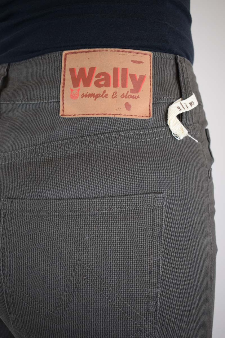 Slim Hose für Damen in Grau mit feinen schwarzen Streifen Detailansicht Labeletikett Rückseite