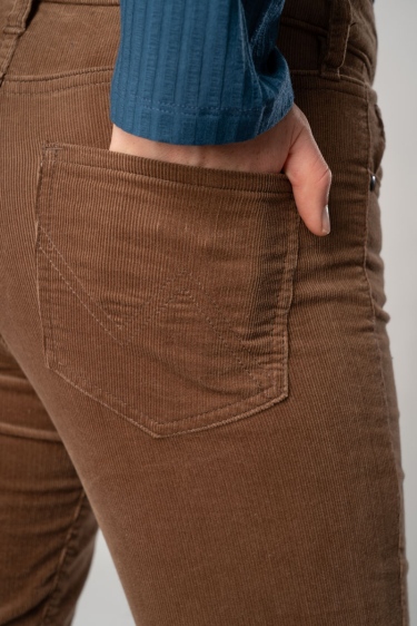 Cordhose für Damen Straight Leg Hellbraun Detailansicht von Gesäßtasche