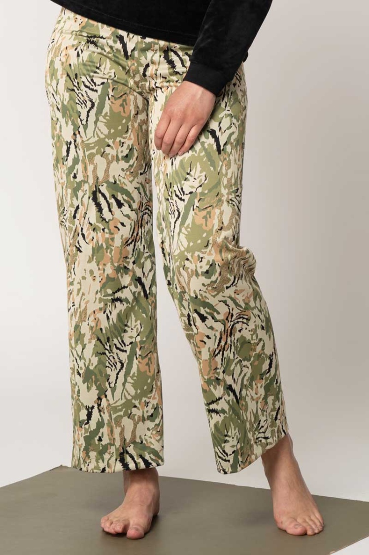Culotte Hose für Damen mit Camouflage Muster in Beige und Grün Ansicht Front