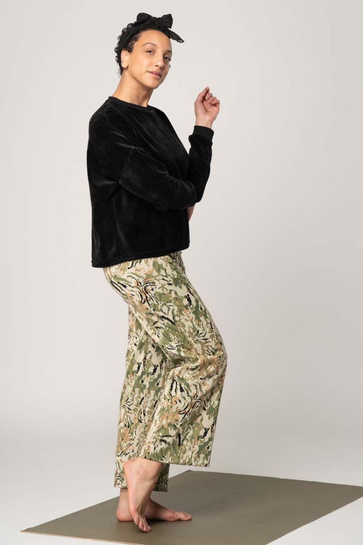 Culotte Hose für Damen mit Camouflage Muster in Beige und Grün Ansicht rechte Seite