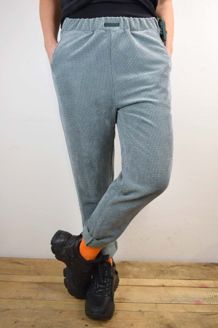 Joggpants für Damen aus Breitcord in Hellblau Nahansicht Front