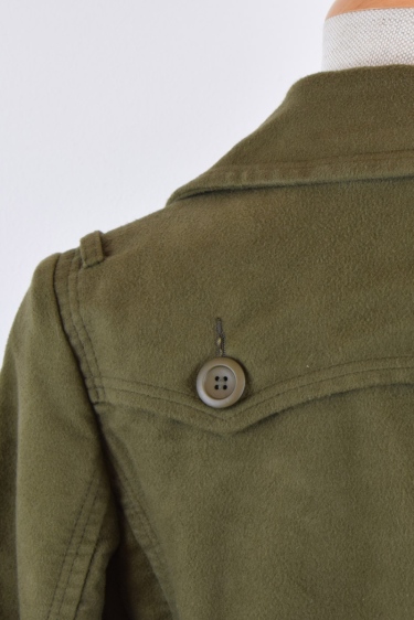 Trenchcoat "Jördis" in Olivgrün für Damen Ansicht von vorne Detailansicht Knopfdetail hinten