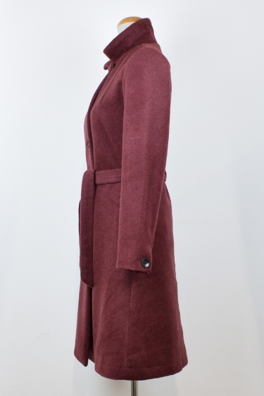 Mantel "Tara" aus Wolle für Damen in Weinrot hell Ansicht von links im Profil
