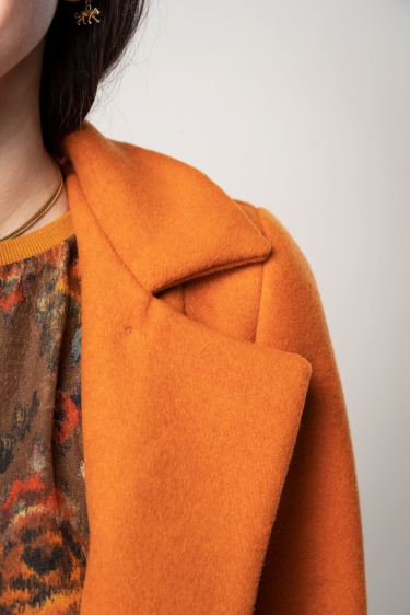 Wollmantel "Tara" für Damen in Orange Detailansicht von Kragen