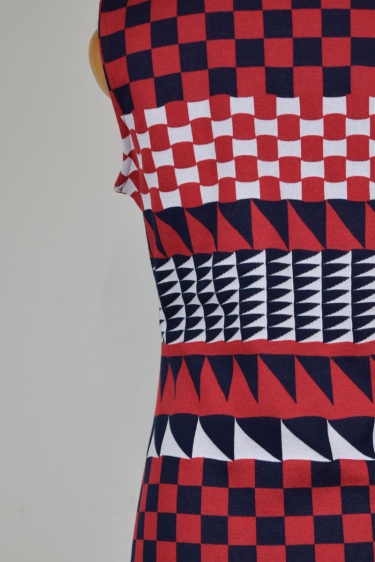 Kleid ärmellos geometrisch gemustert Detailansicht Muster