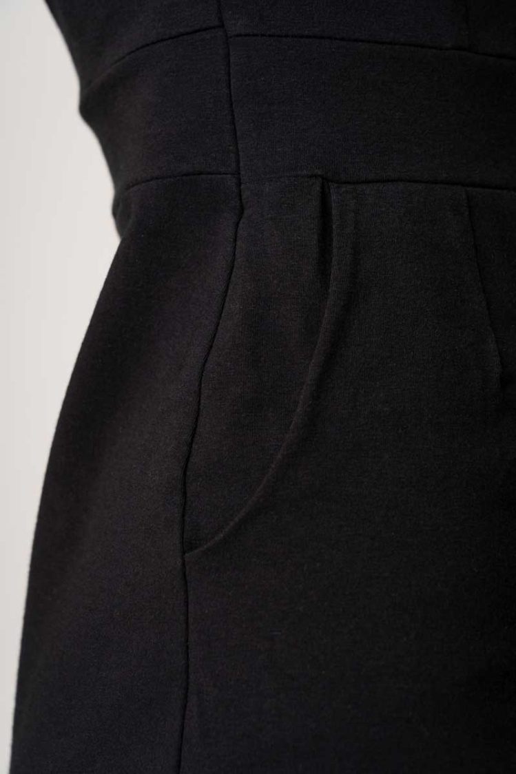 Nachhaltiges kurzes Kleid in Schwarz ais Biobaumwolle Detailansicht Raffung in Taille