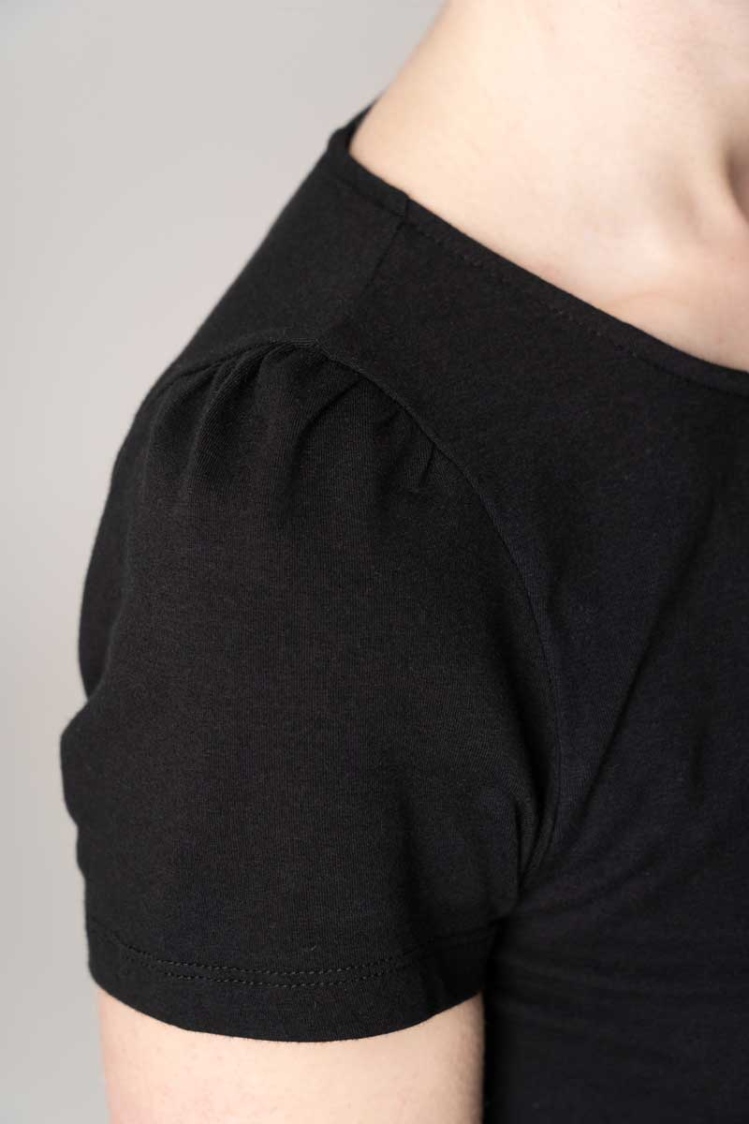 Nachhaltiges kurzes Kleid in Schwarz ais Biobaumwolle Detailansicht Kurzärmel