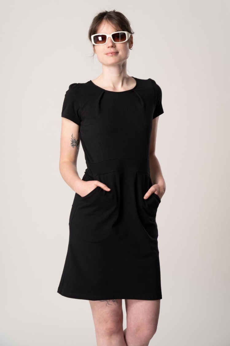 Nachhaltiges kurzes Kleid in Schwarz ais Biobaumwolle Ansicht seitlich von vorne