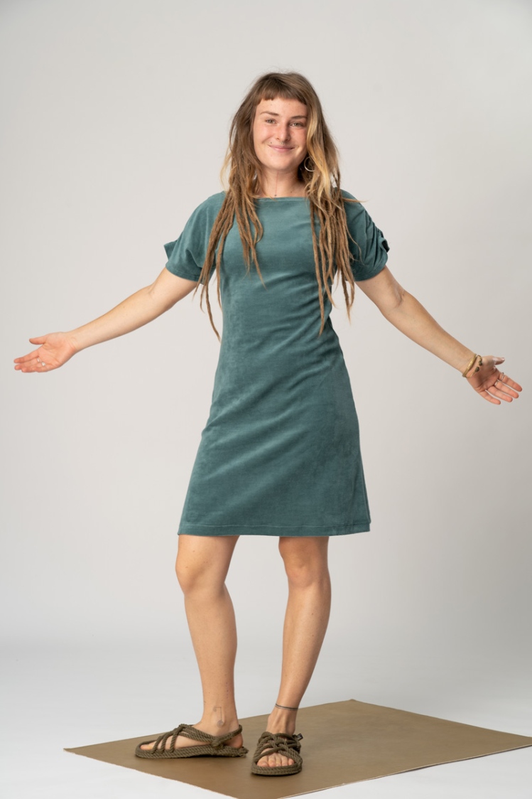 Nicki Kleid "Lizzy" aus Bio-Baumwolle in Türkis von vorne Ganzkörper