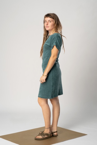 Nicki Kleid "Lizzy" aus Bio-Baumwolle in Türkis von linker Seite Ganzkörper
