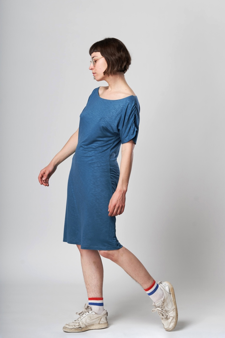 Viskose-Kleid "Lizzy" in Blau von der Seite