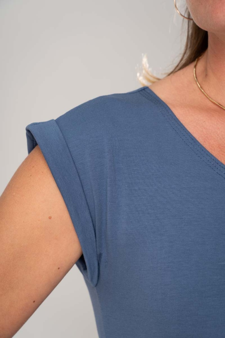 Minikleid "Ross" in Taubenblau - Kurzarm aus Baumwolle Detailansicht angeschnittener Kurzärmel