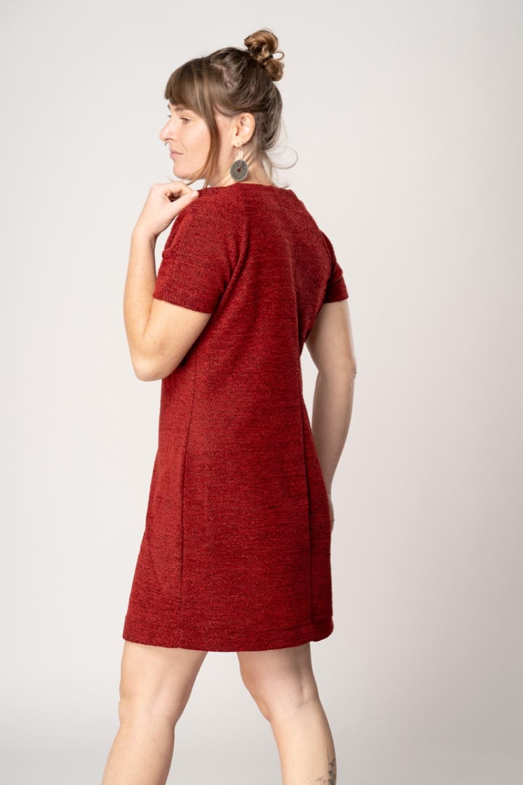 Kurzes Kleid in Rot-Schwarz gemustert Ansicht seitlich von hinten