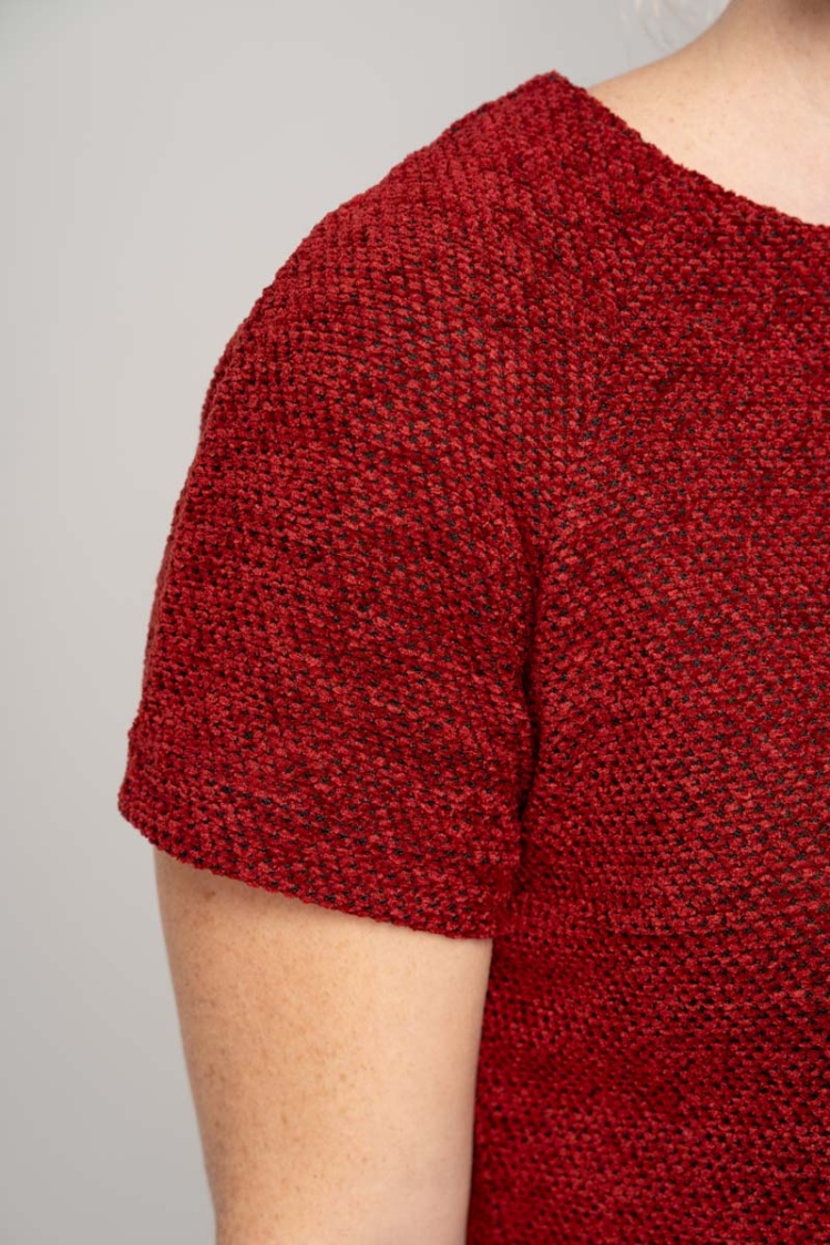 Kurzes Kleid in Rot-Schwarz gemustert Detailansicht Kurzärmel