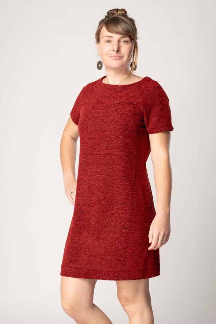 Kurzes Kleid in Rot-Schwarz gemustert Ansicht seitlich von vorne